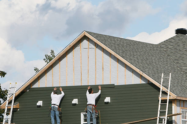 Professional Siding technician working in Babson Park, FL